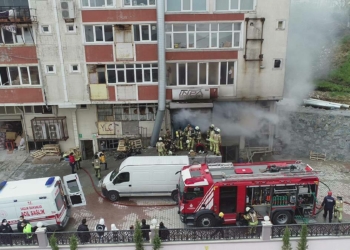 Arnavutköy'de hırdavat deposunda yangın