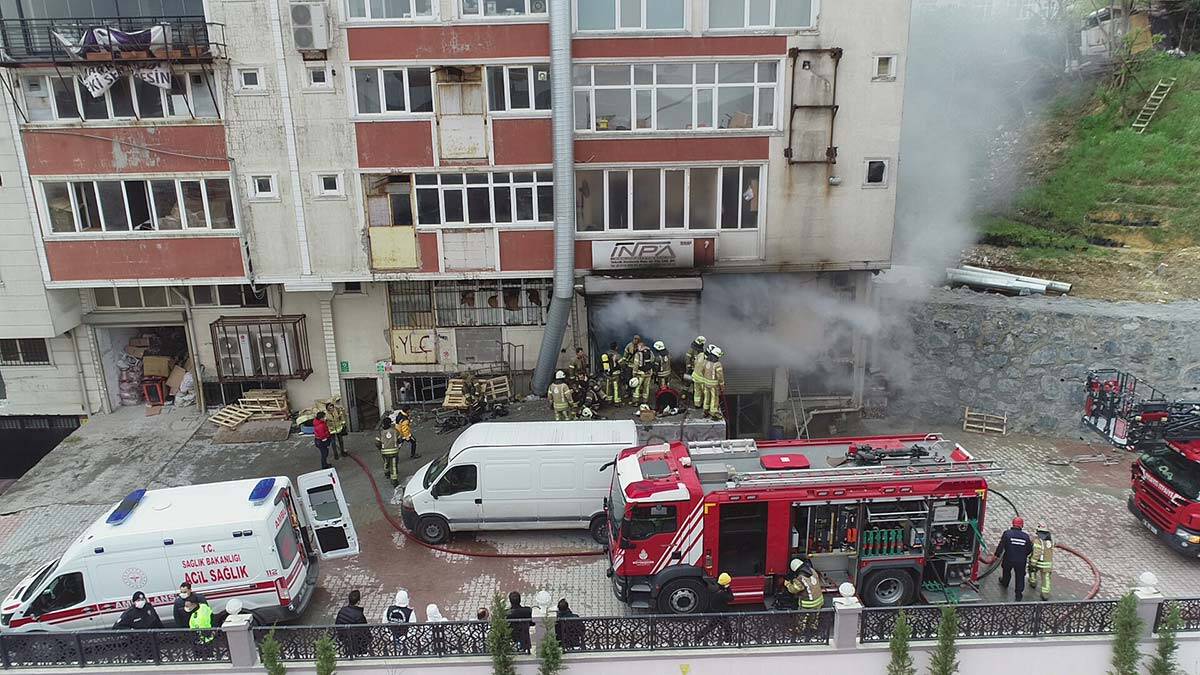 Arnavutköy'de hırdavat deposunda yangın