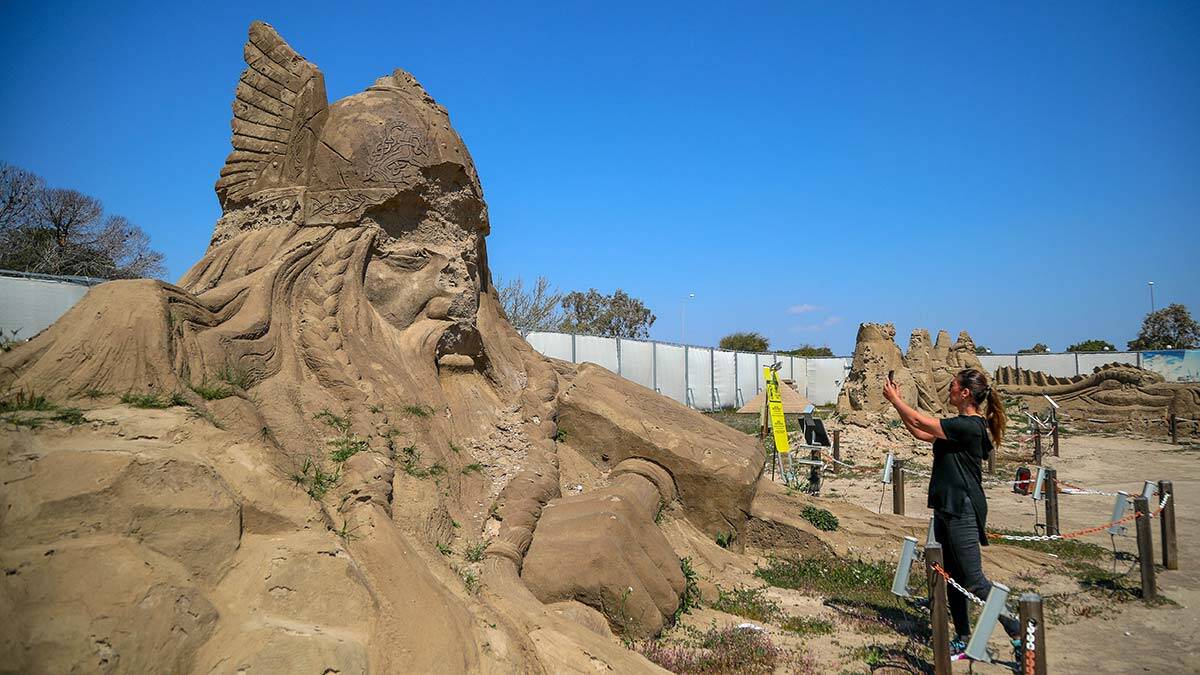 Kış şartlarından dolayı yıpranan heykellerin bir kısmı onarılacak, bazılarının yerine yenileri yapılacak. 100'ün üzerinde kum heykelin bulunduğu festival, yabancı heykeltıraşları bekliyor.