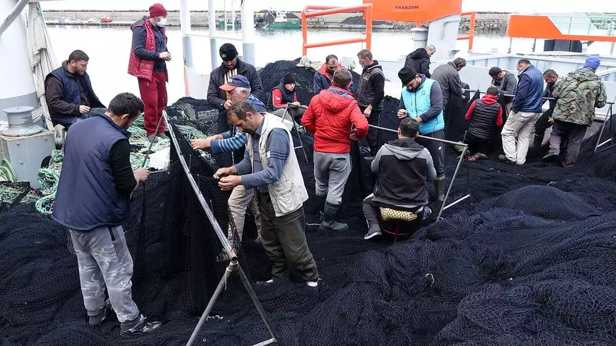 Karadeniz'de av sezonu bitti 15 nisan’da başlayacak av yasağı öncesi balıkçılar teknelerini ve zarar gören ağlarını bakıma aldı.