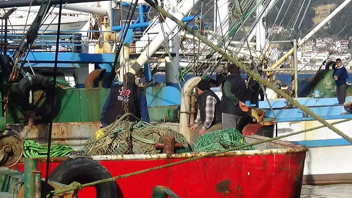 Balık av sezonunun sona ermesine saatler kala, tekneleri ile evlerine dönmeye başlayan balıkçılar, iskeleye yanaştı.