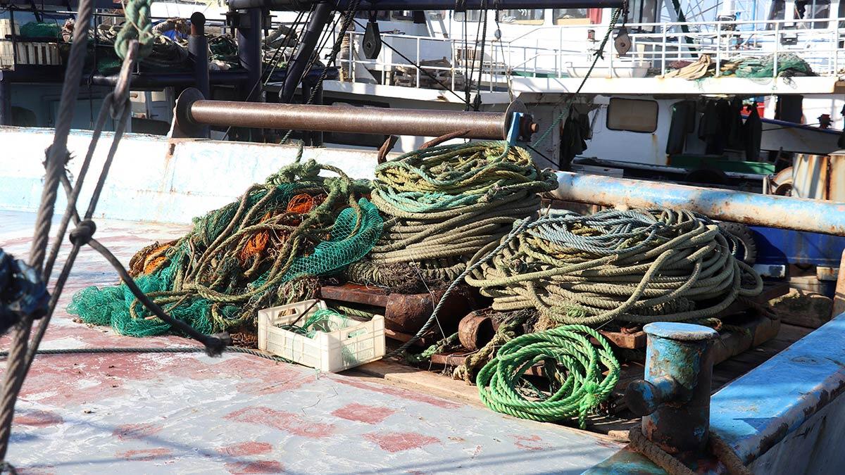 15 Temmuz'da başlayacak av sezonuna kadar ağlarını mühürletmek için Çanakkale İskelesi'ne yanaştı.