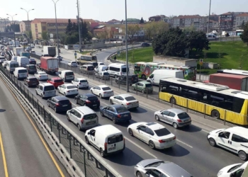 Kısıtlamaya rağmen trafik yoğunluğu yaşanıyor