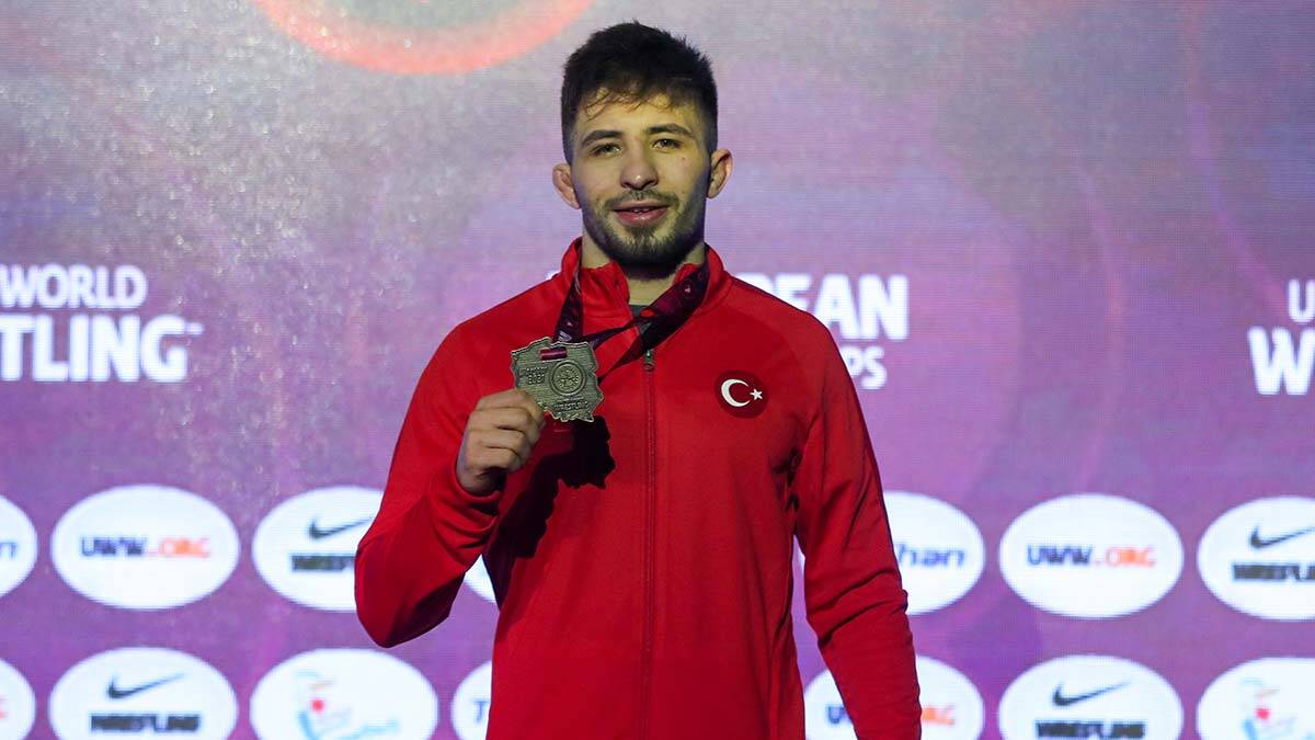 Polonya başkenti Varşova'da düzenlenen Avrupa Güreş Şampiyonası'nda Serbest Stilde Süleyman Atlı altın, Süleyman Karadeniz gümüş madalya kazandı.