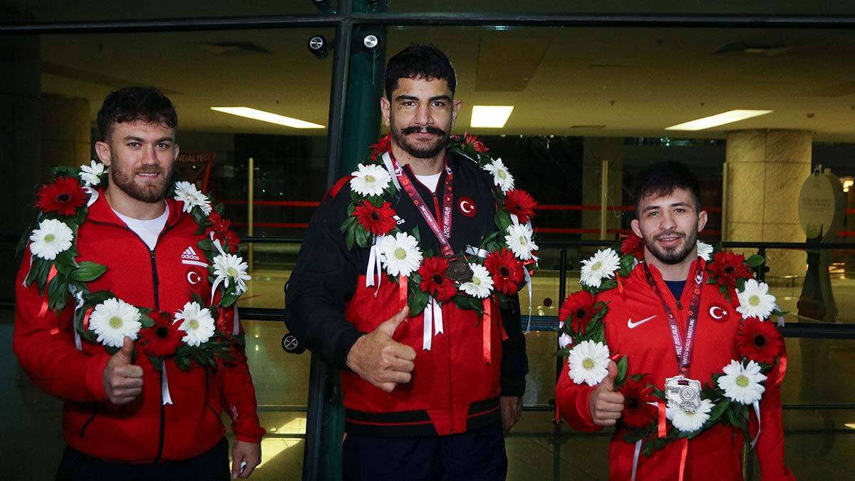 Milli Güreşçiler Ankara'ya geldi