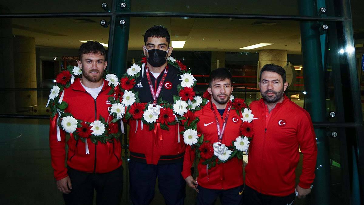 Milli Güreşçiler Ankara'ya geldi