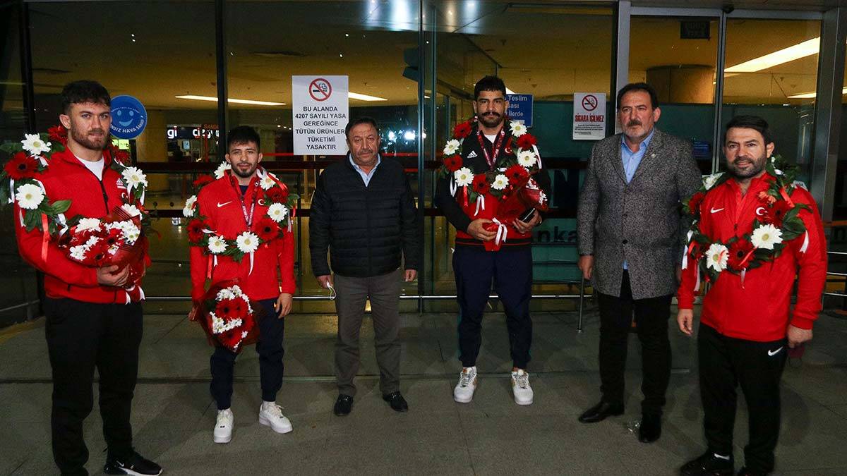 Avrupa Güreş Şampiyonası'nda 2 altın, 1 gümüş madalya kazanan Milli Güreşçiler Ankara'da coşkuyla karşılandı.