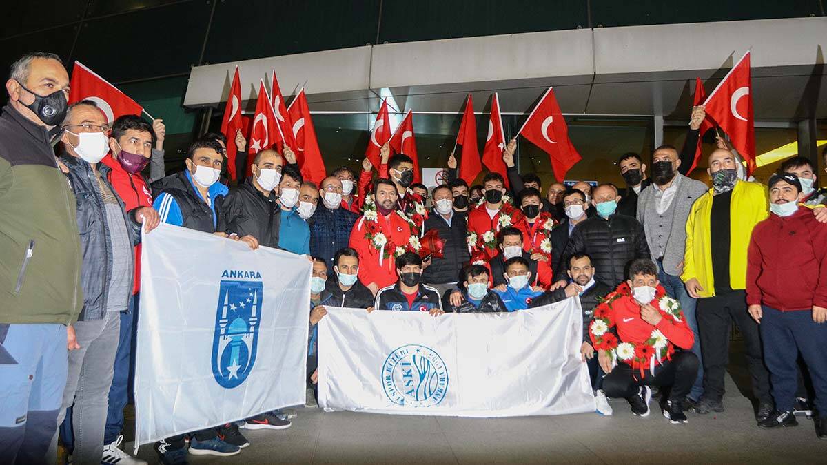 125 kilogramda mücadele ederek 8'inci kez Avrupa şampiyonu olan Taha Akgül, 57 kilogramda mücadele ederek 2'nci Avrupa şampiyonluğunu kazanan Süleyman Atlı ve 97 kilogram kategorisinde 2'nci olan ve gümüş madalya alan Süleyman Karadeniz'in bulunduğu Milli Takım kafilesi, Ankara'ya geldi.