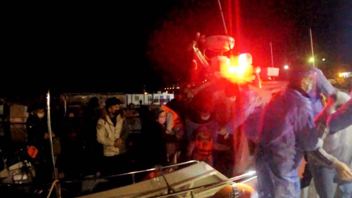 Yunan Sahil Güvenlik ekiplerince Türk kara sularına itilen kaçak göçmenler, Küçükkuyu beldesindeki Sahil Güvenlik Karakolu'na götürüldü.