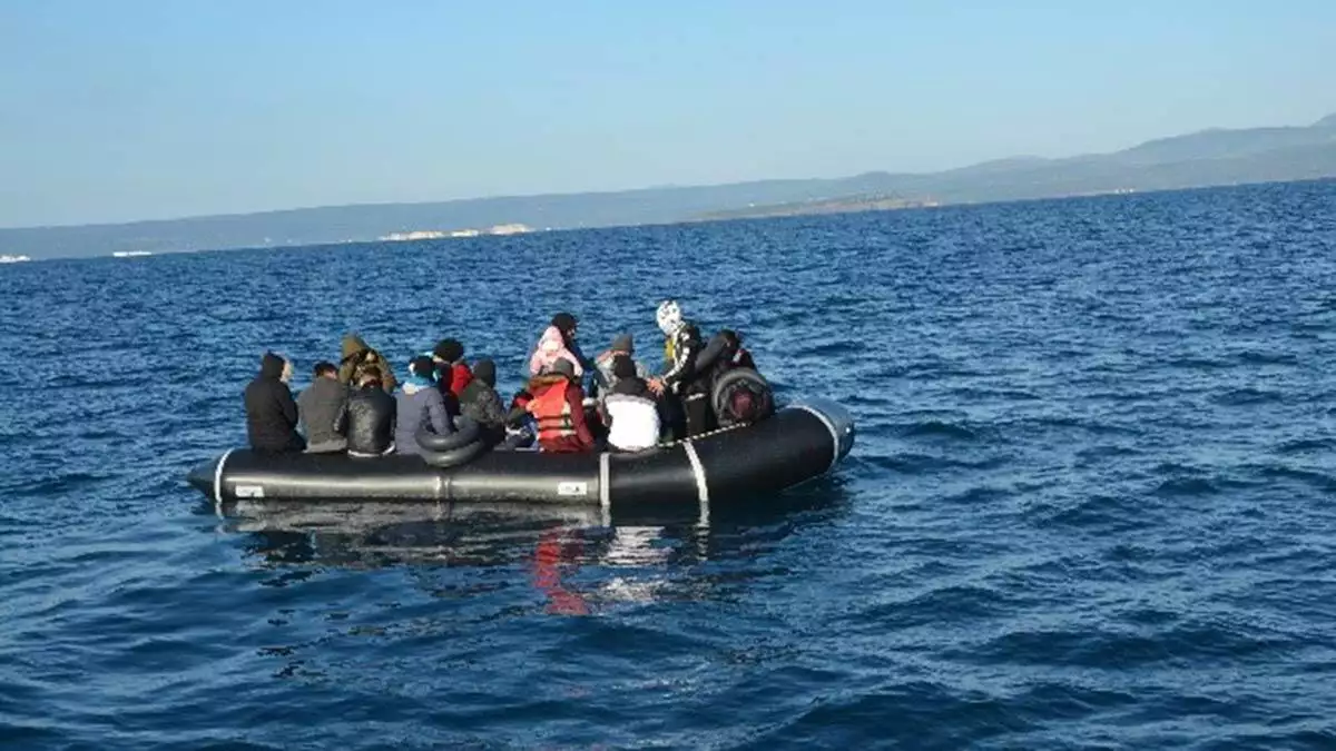 Yunanistan sahil güvenlik unsurlarınca türk kara sularına itilen kaçak göçmenler kurtarıldı.