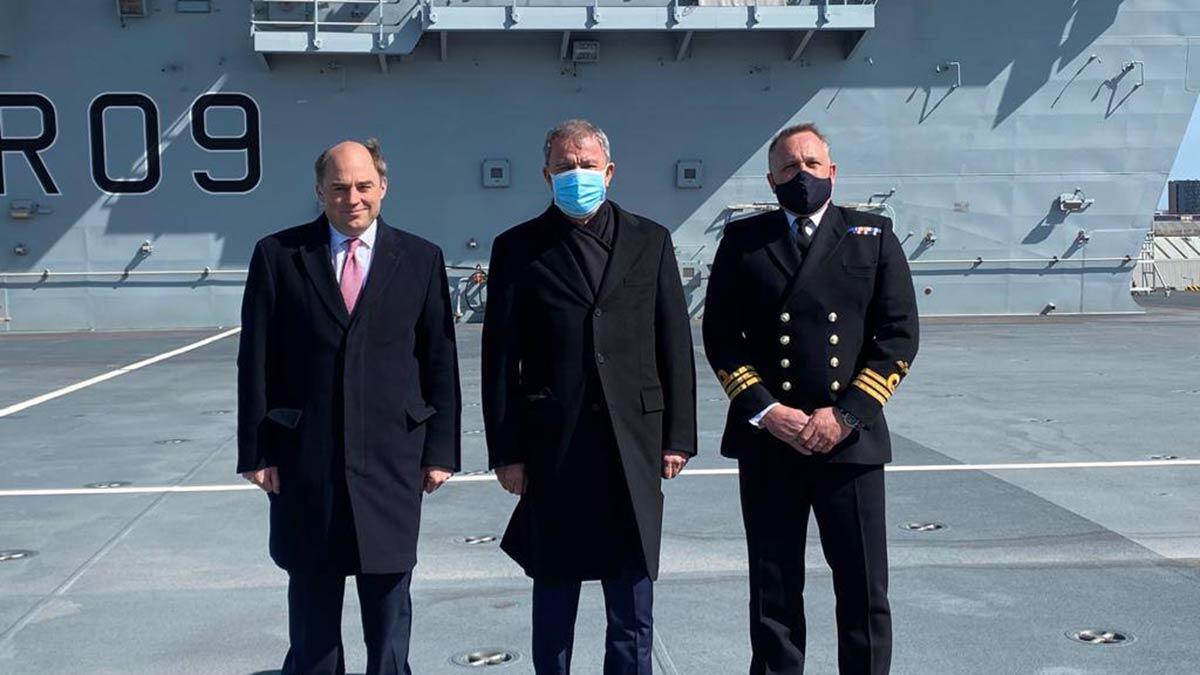 Bakan Akar, İngiliz mevkidaşı ile 'Prince of Wales' uçak gemisini ziyaret ederek incelemelerde bulundu.