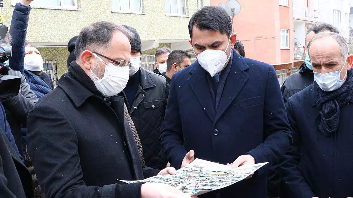 Çankaya ilçesi i̇leri mahallesi mektep sokak'ta bulunan arsada, 2 gün önce apartman inşaatı için yapılan temel kazısı sırasında, kazı alanının bitişiğinde 2013 yılında inşa edilen 8 katlı açelya apartmanı'nın zemininde ve sokak üzerinde derin yarıklar oluştu.