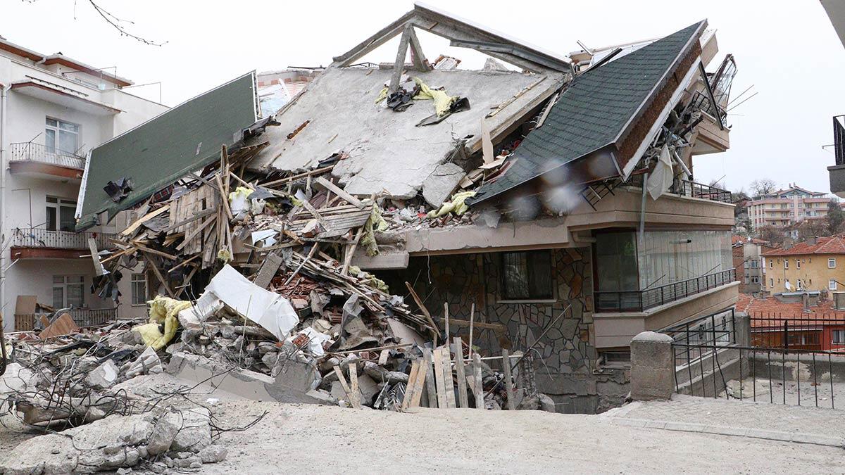 Bakan Murat Kurum: Temel kazısı sırasında temelinde kayma meydana gelen Açelya Apartmanı ve etrafındaki apartmanlar şu an için risk altında.