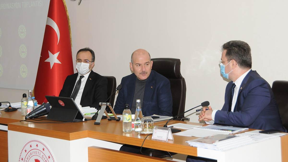 Soylu, "Afetler, afet sonucu alınan hasarlar, bir yanıyla zarardır, bir yanıyla da siz de biz de gördük ki değişim için büyük fırsattır" dedi.