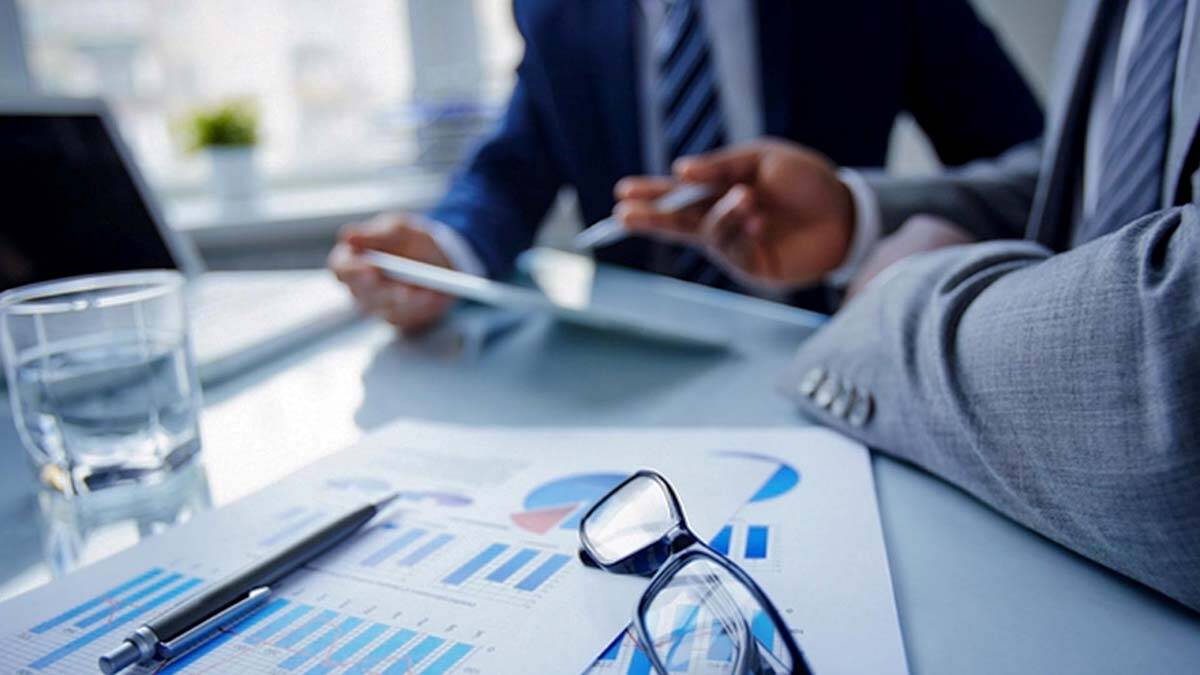 Ödünç verilebilir fon arzını faiz ve gelir belirler. Bunlar arttıkça ödünç verilebilir fon arzı artar. İşletme, hanehalkı ve devletin tasarruf veya kredi talepleri ödünç verilebilir fon arz ve talebinin kaynaklarıdır.