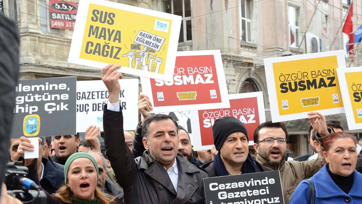 Yarkadaş: "Emniyet Genel Müdürlüğü'nün kamuya açık yerlerdeki eylemlerde polisin uyguladığı şiddetin görüntülenmesini engellemeye çalışması, anayasaya açıktan aykırıdır. Gazetecileri değil şiddeti engelleyin."