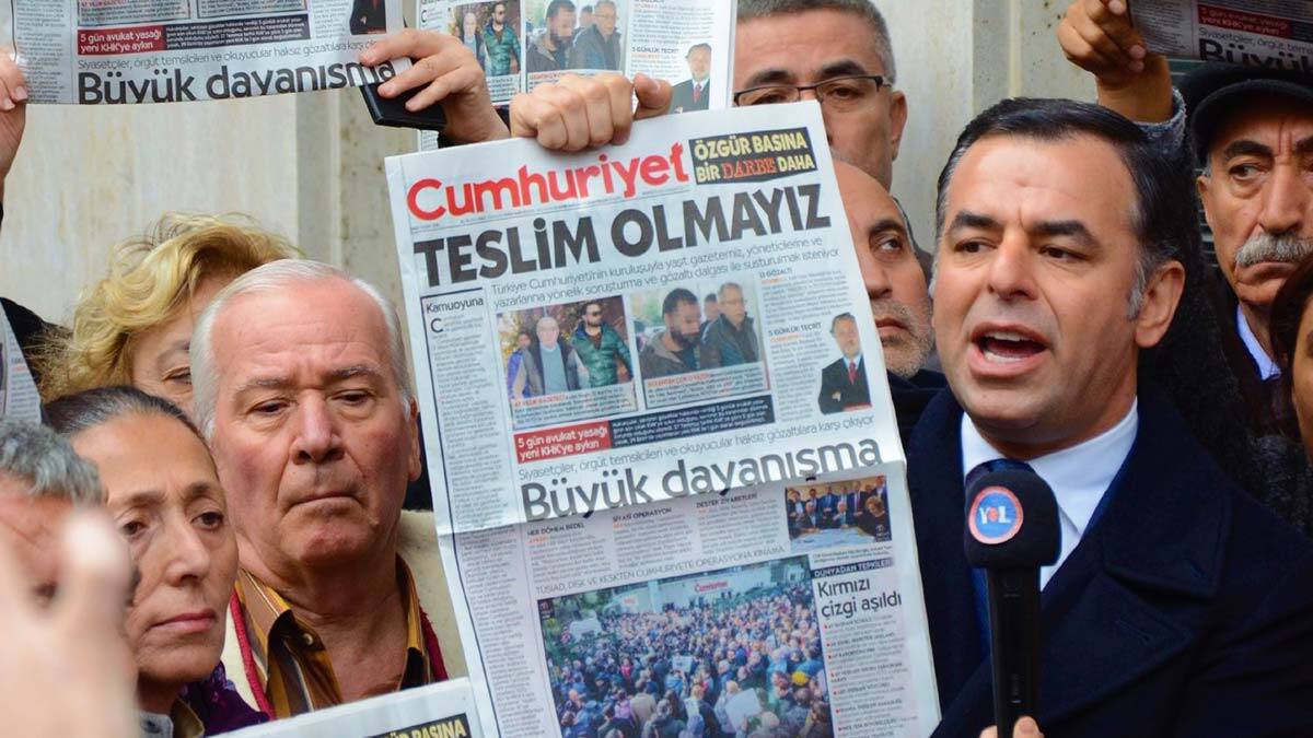 25. ve 26. Dönem CHP İstanbul Milletvekili Barış Yarkadaş, "Emniyet'in genelgesi açık bir sansürdür! Gazetecileri değil polis şiddetini engelleyin" dedi.