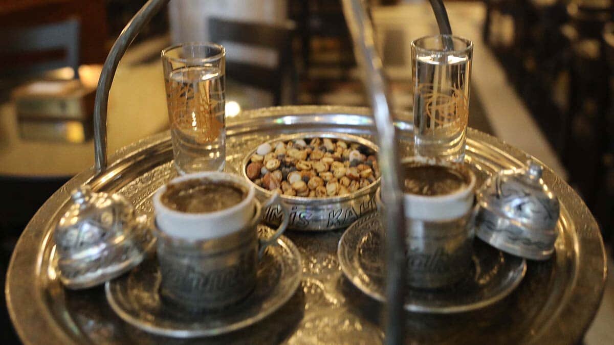 Kahve, içindeki polifenol, kahveol ve kafestol gibi maddelerden dolayı kanserin seyrini yavaşlatıyor. Günde 3-4 fincan kahve tüketilmeli.