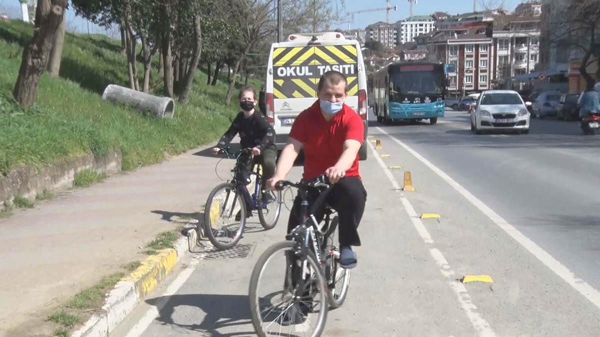 İstanbul'da bisiklet yolları işgal edilmiş durumda. Bisiklet yoluna park eden araçlar arasında hafriyat kamyonları, TIR'lar, minibüsler bile var.