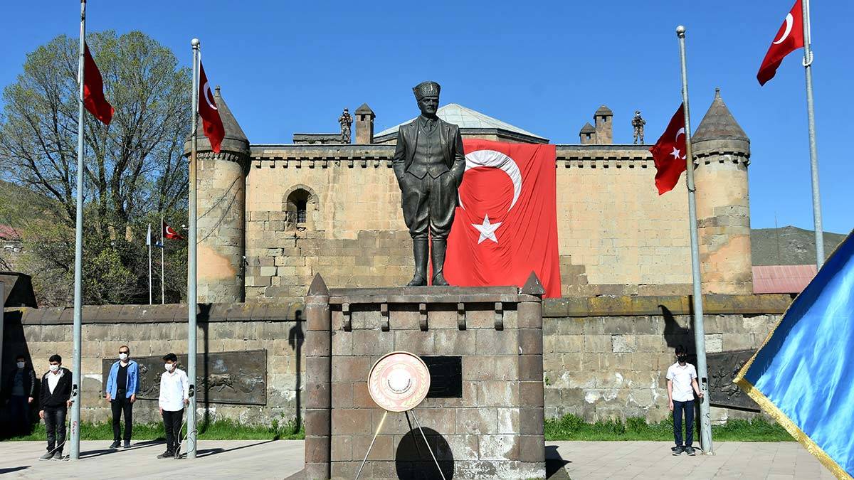 İl Milli Eğitim Müdürü Mehmet Emin Korkmaz ile şube müdürleri, öğretmenler ve az sayıda öğrenci katıldı. 
