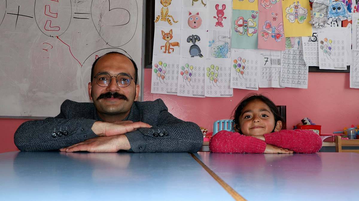 Kız öğrenciler bilim ve sanat konuşuyor