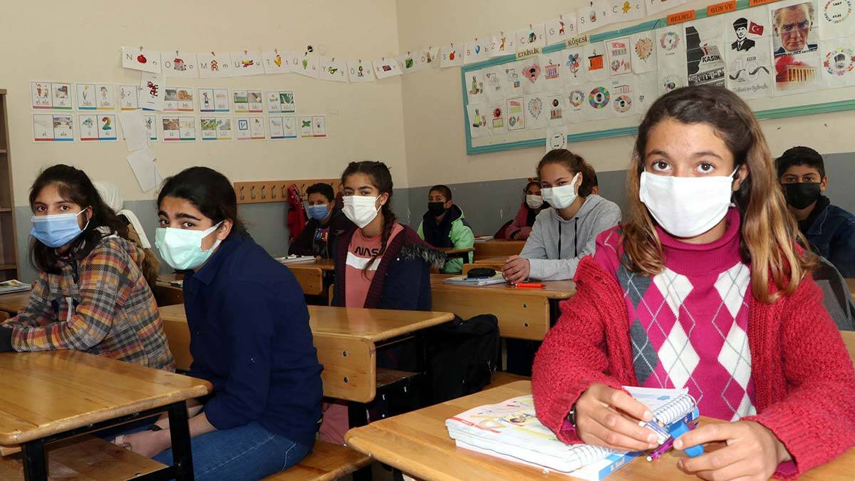 Van'a 50 kilometre uzaklıkta daha önce köy statüsünde olan Van'ın büyükşehir olmasının ardından Tuşba ilçesine bağlı mahalle konumuna gelen Gedikbulak'ta kız çocuklarının okullaşma oranın fazla. Mahalledeki Gedikbulak Ortaokulu'nda kız ve erkek öğrencilerinin sayısı eşit. Okulun öğrencilerinin yarısını oluşturan kız öğrencilerin, geleceğe dair farklı hayalleri var. Kimi bilim insanı, kimi ressam, kimi futbolcu olmak istiyor.