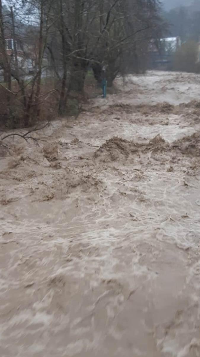 Bölgede yaşayanlar derenin taşma riskine karşı uyarıldı.