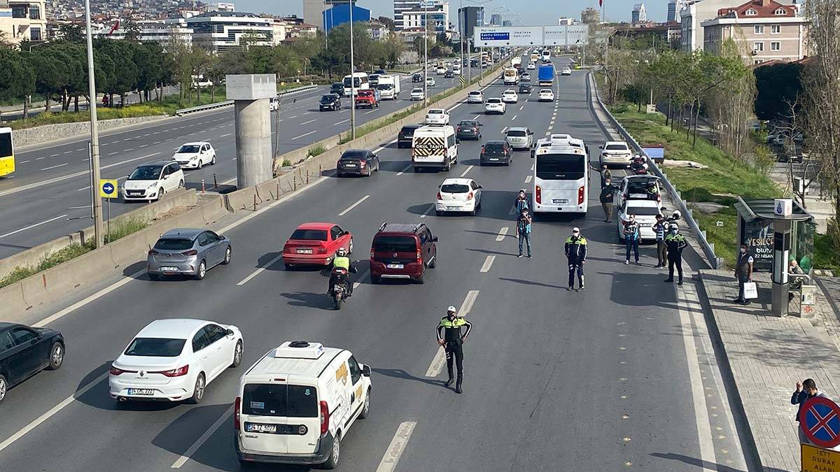 Maltepe D-100 Karayolu'nda emniyet şeridi ve usulsüz çakarlı araç ihlali yapanlara ceza yağdı. 13 araç sürücüsüne toplam 25 bin 729 lira ceza yazıldı.