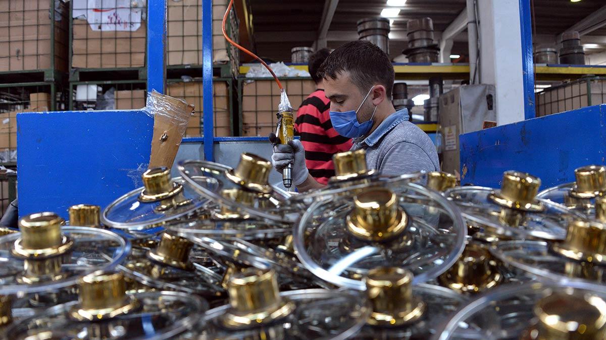 Metal mutfak eşyası üretiminin yüzde 60'ını, ihracatın da yaklaşık yüzde 50'sini gerçekleştiren, Türkiye'de bu alanda merkez üssü konumunda olan Kahramanmaraş'ta üreticiler, talep artınca kapasitelerini artırdı.