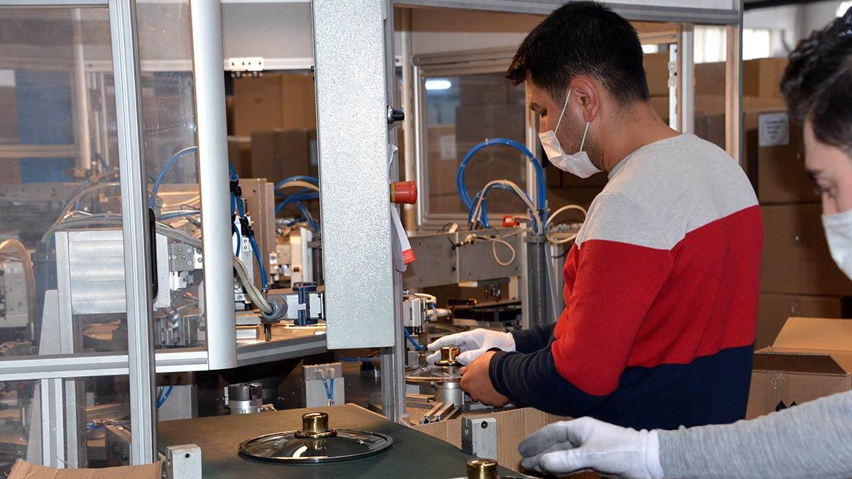 Cam kapak bulamayınca mutfak eşyası üreticilerinin yurt dışından aldıkları birçok sipariş iptal edildi, yaklaşık 200 milyon dolarlık ihracat kaybı oldu.