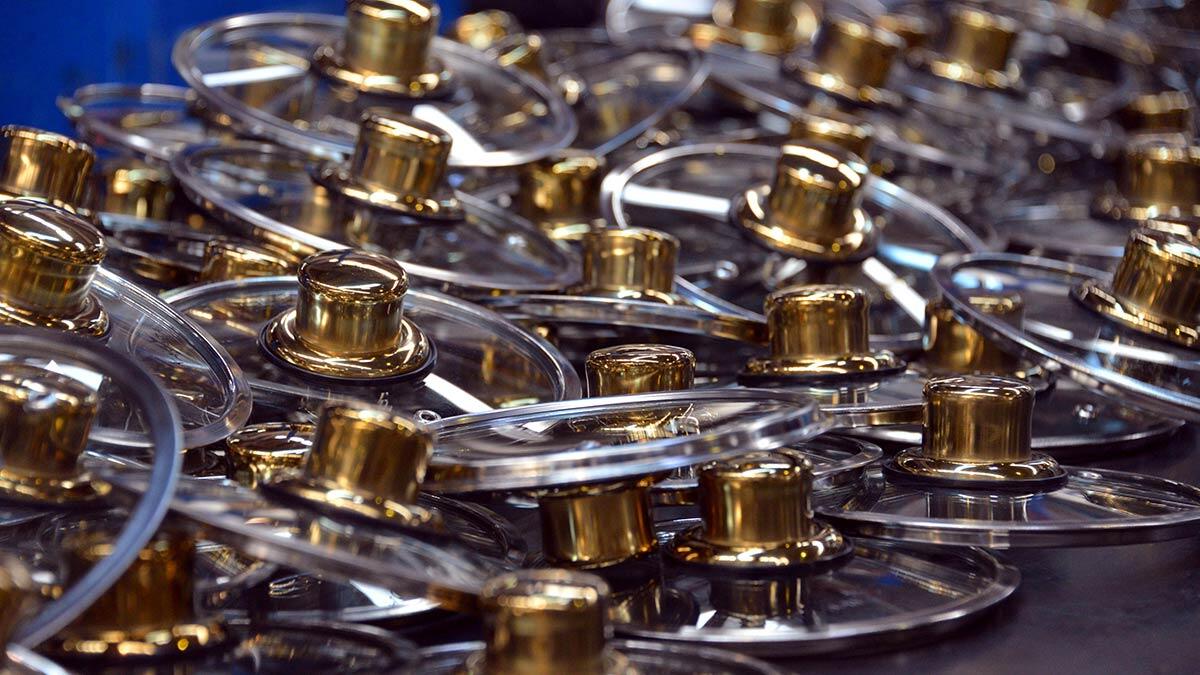 Pandemide üretime devam eden üreticiler, tencerelere cam kapak bulmakta zorlandı. Özellikle yurt dışındaki birçok müşteri, aylar geçmesine rağmen ürünleri gelmeyince siparişlerini tek tek iptal etti. İptaller nedeniyle ihracatta yaklaşık 200 milyon dolar kayıp yaşandı.