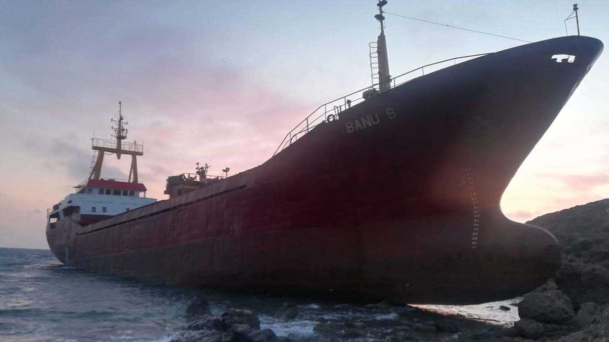 Bozcaada açıklarında kargo gemisi karaya oturdu