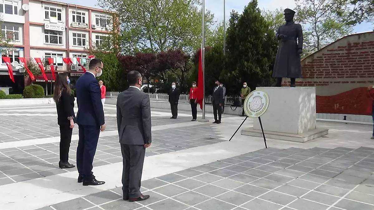 Tören, saygı duruşu ve i̇stiklal marşı'nın okunmasıyla sona erdi.