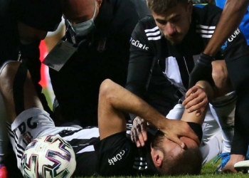 Cenk Tosun'un sağ dizindeki tendonlar ameliyat edildi