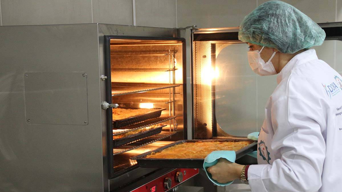 Coğrafi işaret tescilli Hopa Laz Böreği'nin yapılışındaki püf noktalar, Artvin’de açılan kursla kadınlara öğretilmeye başlandı.