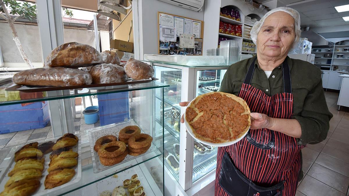 Çölyak Pastanesi açan Mürüvet Özel'in (68) hazırladığı glutensiz lahmacun müşterilerden yoğun ilgi gördü.