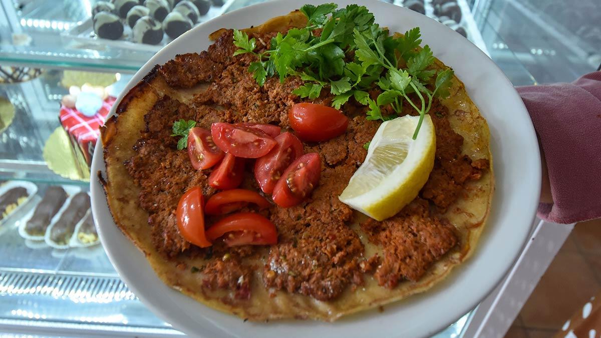 Antalya'da oturan Mürüvet Özel'e, 8 yıl önce çölyak hastalığı teşhisi konuldu. Çocukluğundan itibaren yaşadığı rahatsızlığa geç teşhis konulan Özel, glutensiz ürünleri tüketmek zorunda kaldı.