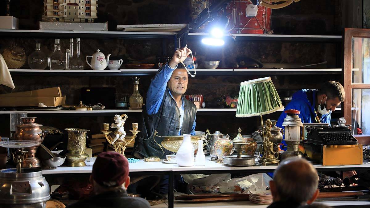 Sabah erken saatlerde mesaiye başlayan geri dönüşüm çalışanları, konteynerlerin içinde plastik, metal, cam gibi geri dönüştürülebilir atıkları ayırırken zaman zaman değerli başka atıklarla da karşılaşıyor.