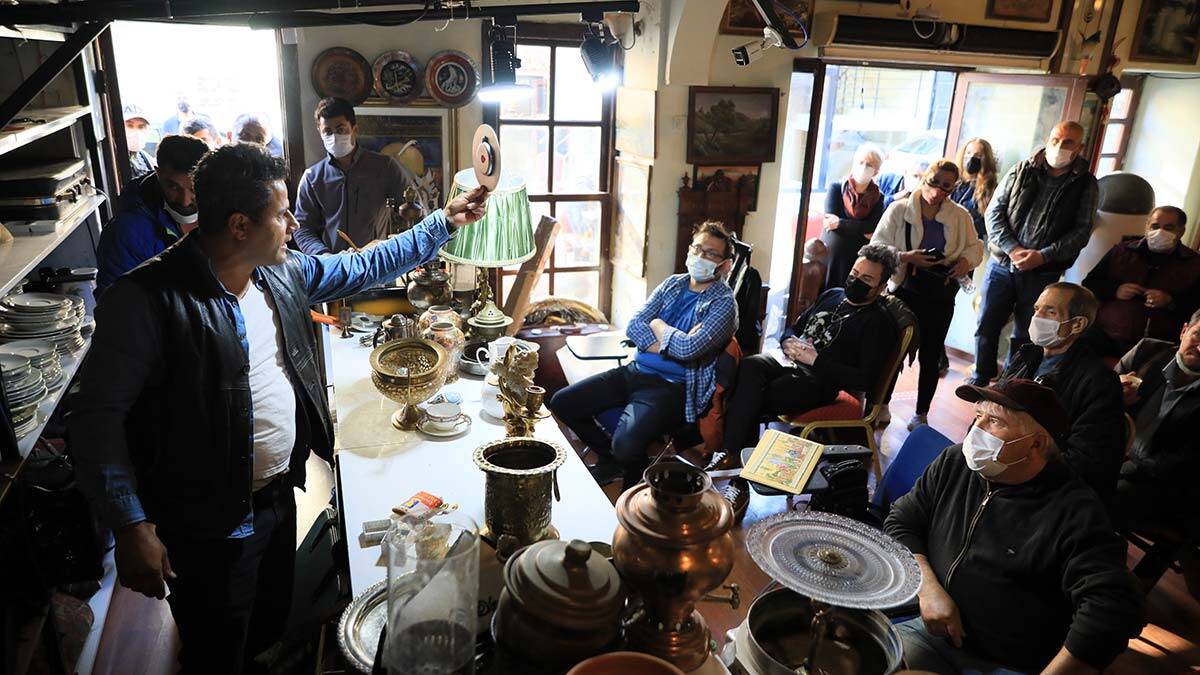 Antalya'da atık toplayıcılarının çöpten çıkardığı antika eserler, müzayedede açık artırmayla satılıyor.