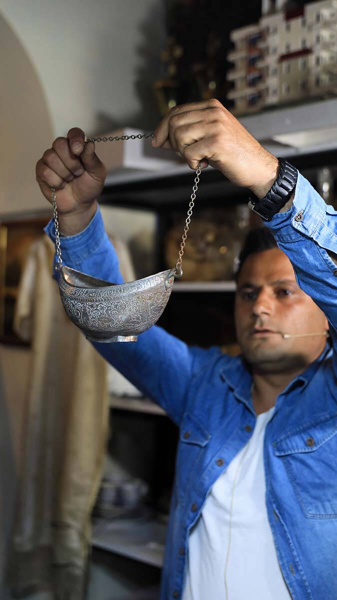 Çöpten çıkardığı antikalar açık artırmada