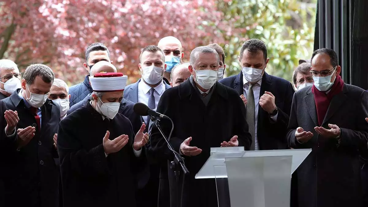 Cumhurbaşkanı recep tayyip erdoğan'ın da katıldığı törenle 8. Cumhurbaşkanı turgut özal kabri başında anıldı.