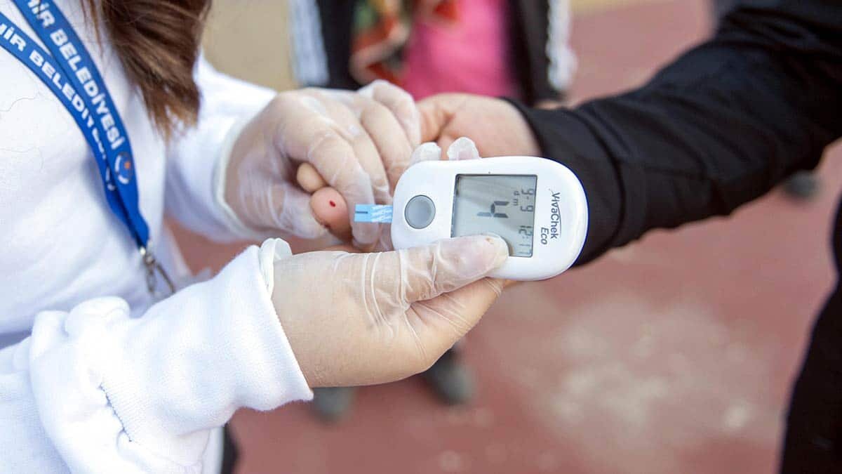 Endokrinoloji ve Metabolizma Hastalıkları Uzmanı Prof. Dr. Fulya Akın, Tip 1 diyabetliler, insülin ya da insülin salgısını artıran hap kullanan kişilerin oruç tutmaması gerektiği uyarısında bulundu. Prof. Dr. Akın, “Kişinin şekeri gün içinde 60’ın altına düşüyor ya da 300’ün üzerine çıkıyorsa orucu bırakması gerekir” dedi.