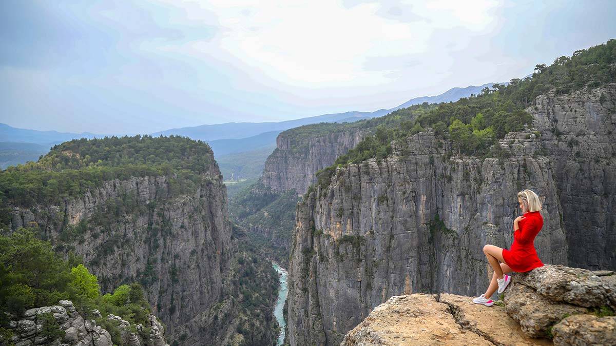 Manavgat ilçesindeki dünyaca ünlü rafting merkezi Köprülü Kanyon'un üst kısımlarında keşfedilen, 200 metre derinliğindeki Tazı Kanyonu, yaz- kış macera tutkunlarına ev sahipliği yapıyor. Rafting yapmaya gelen turistler, ilk önce kanyonu dolaşıp ardından rafting botlarına binmek için güçlü su akışının olduğu noktaya gidiyor.