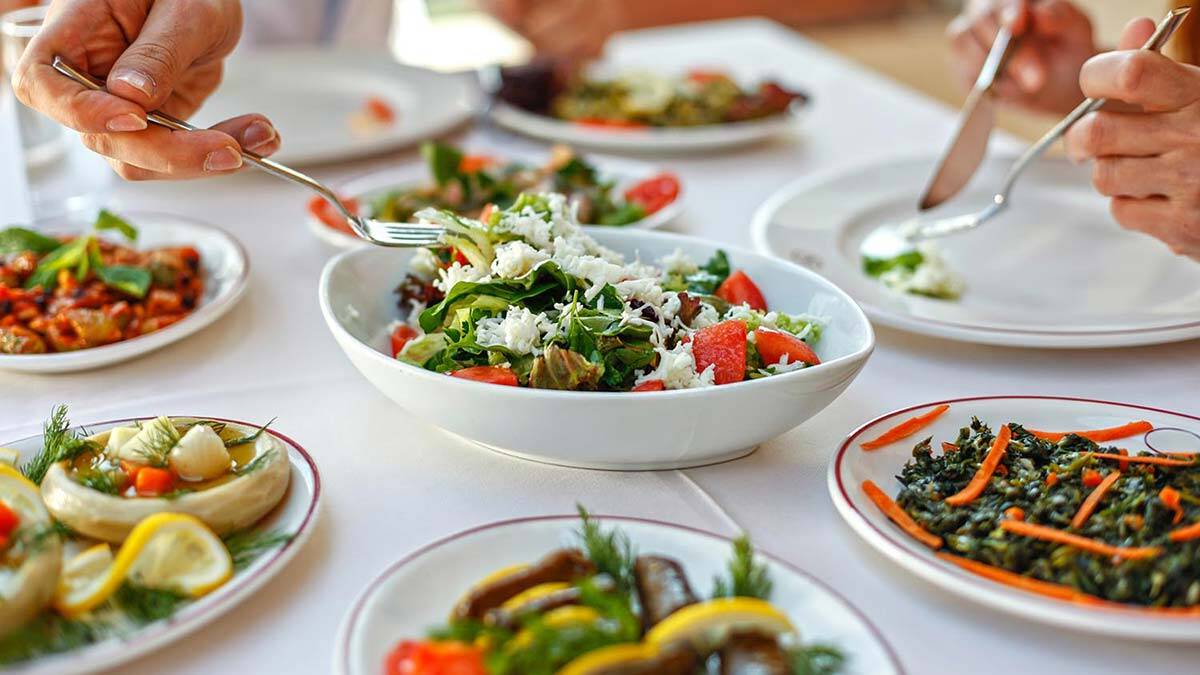 Şeker hastaları ve obezler koronavirüse yakalandıysa hastaneye yatış oranları daha yüksek. O nedenle işlenmiş gıdalardan uzak durup, sebze ağırlıklı beslenmeli ve sporu hayatımızdan çıkarmamalıyız