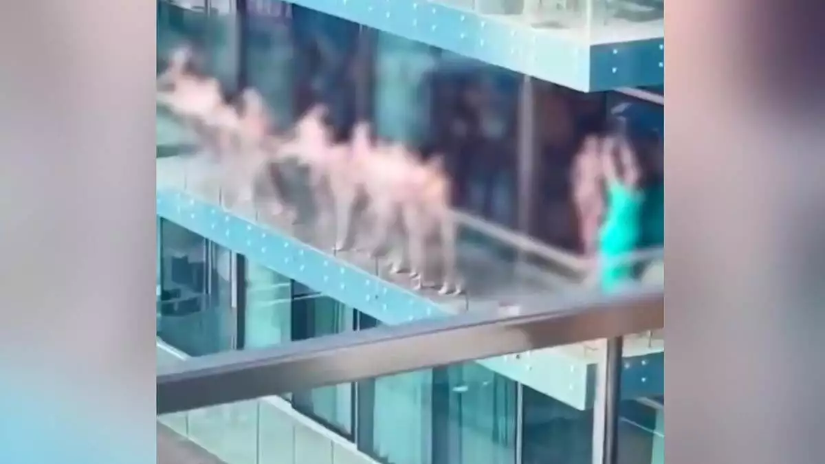 Dubai'de gökdelende çıplak poz veren guruba gözaltı