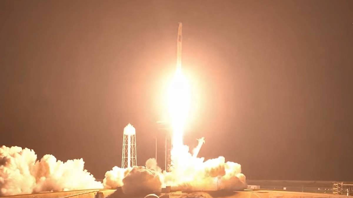 SpaceX 4 astronotu uzay istasyonuna gönderdi