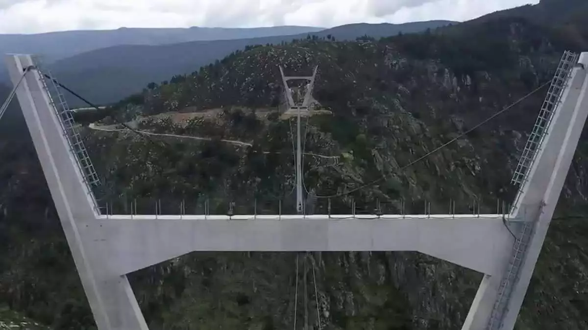 Dünyanın en uzun asma yaya köprüsü açıldı