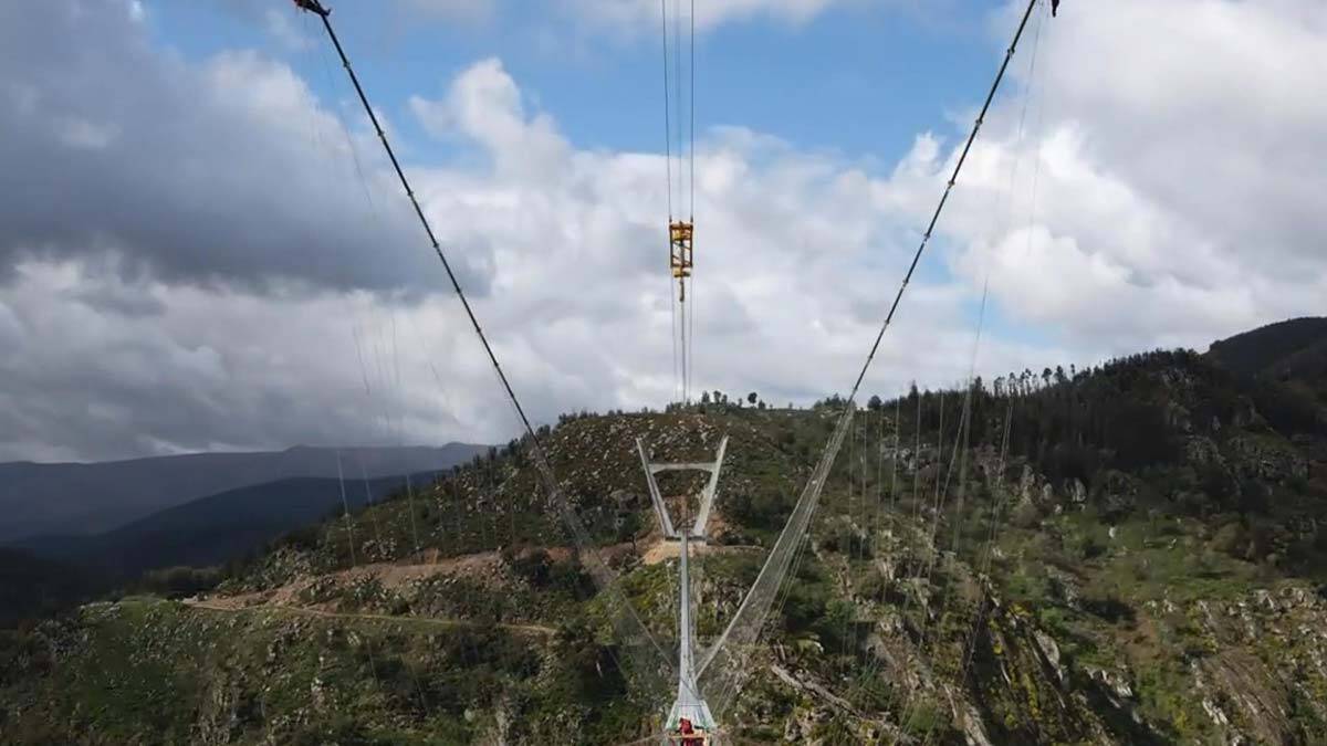 Dünyanın en uzun asma yaya köprüsü açıldı
