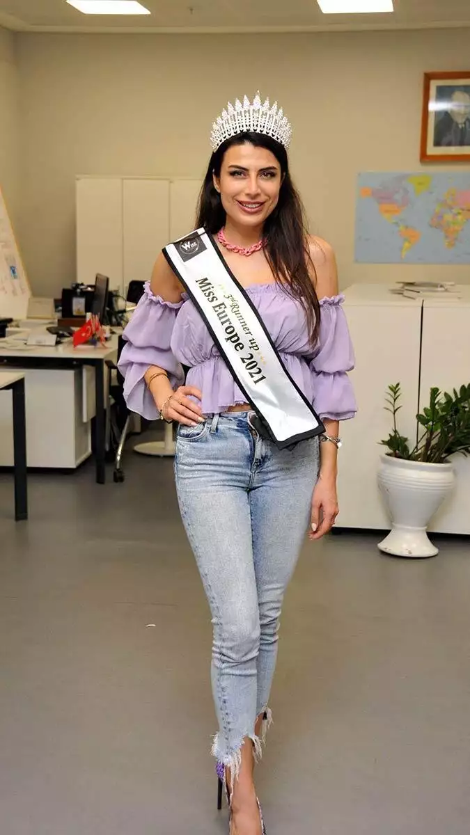 Lübnan'ın başkenti beyrut'ta düzenlenen ve 37 farklı ülkeden modelin katıldığı güzellik yarışmasında duygu çakmak miss europe 2021 üçüncüsü oldu.