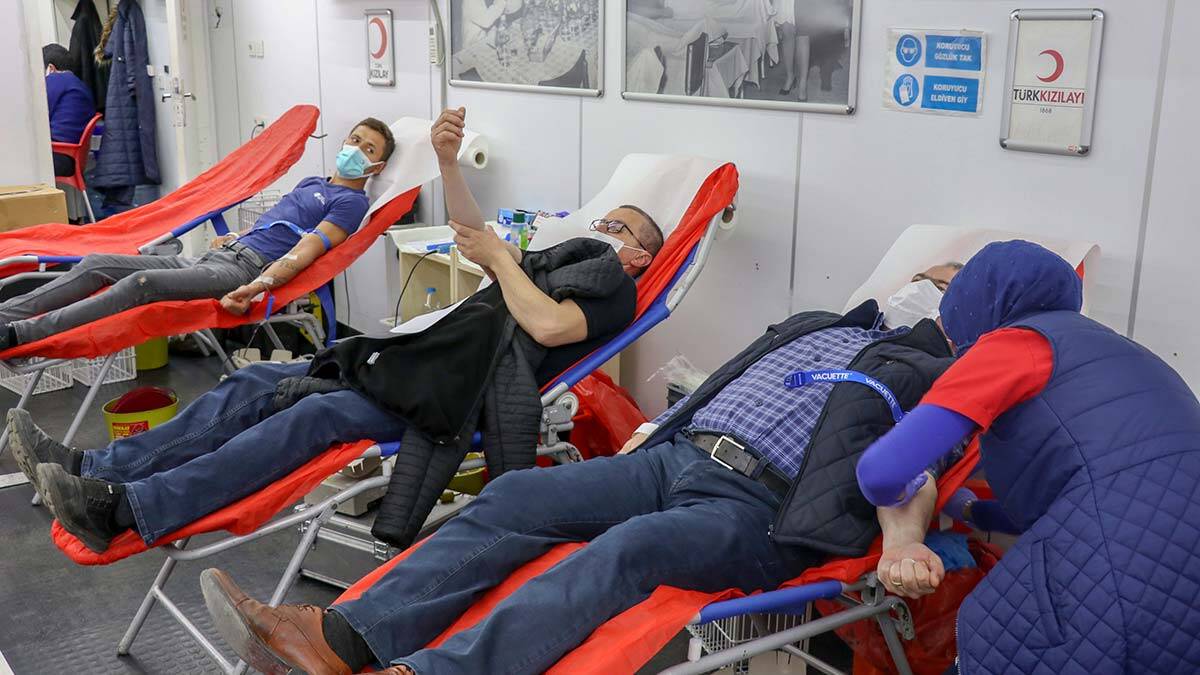 Edirne Kızılay Kan Bağışı Merkezi'nin Keşan ilçesinde ramazan nedeniyle iftardan sonra düzenlediği kan bağışı kampanyasına yoğun talep oldu.